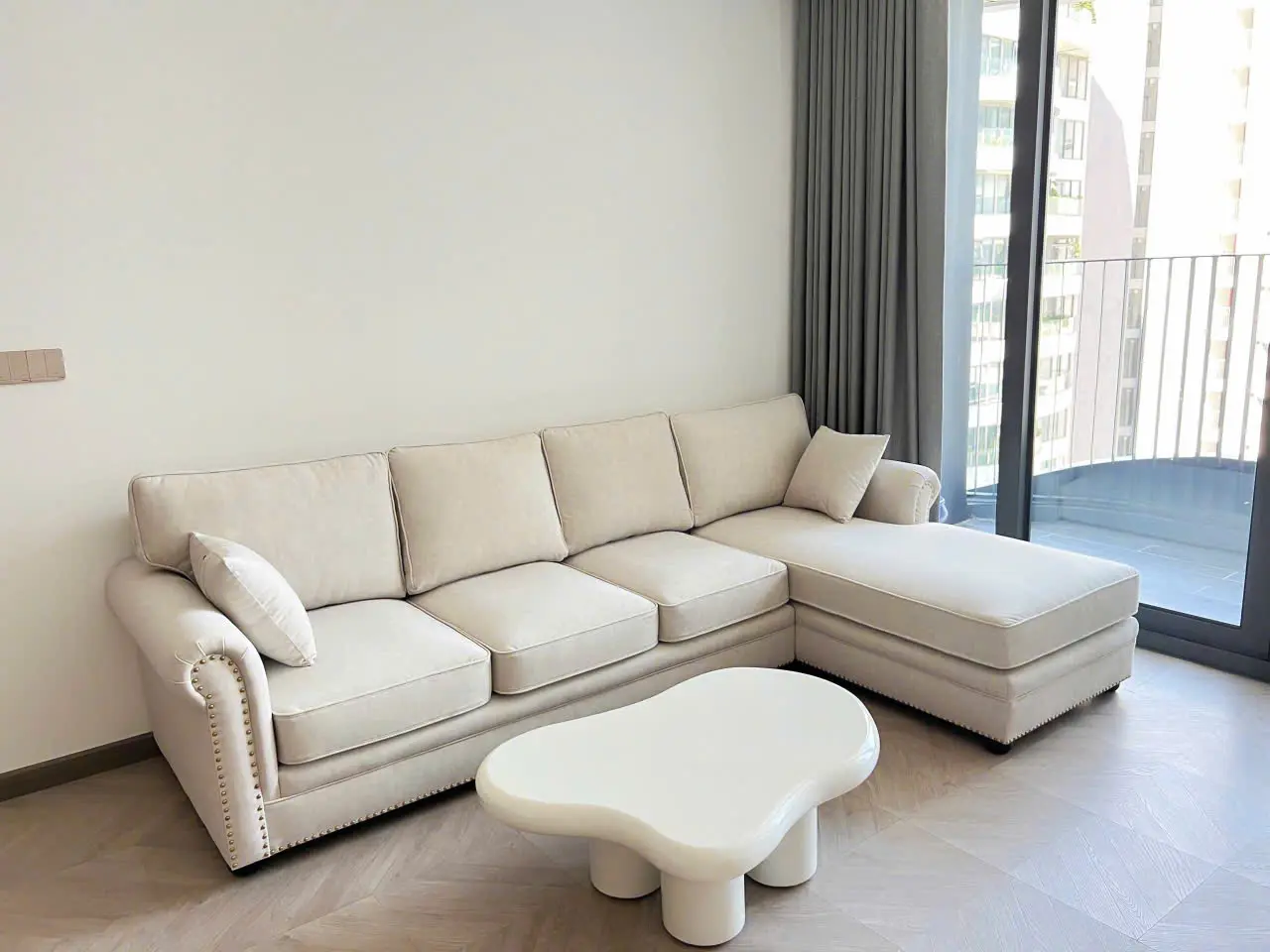 Nhận hàng ưng lắm vì hợp với sofa nhà mình. Bàn đúng màu, sờ mịn lắm, lau chùi dễ dàng